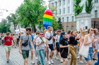 Kiev, Ukrayna - 23 Haziran 2019. Eşitlik Yürüyüşü. Lgbt yürüyüşü Kiev. Gay geçit töreni