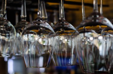 Bar sayacının üstündeki boş bardak sıraları. Pub, bar veya restoranın içi