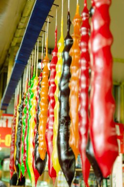 Parlak renkli cevizli sucuk Pazar Stall asılı. Geleneksel Gürcü ev yapımı tatlılar. Closeup