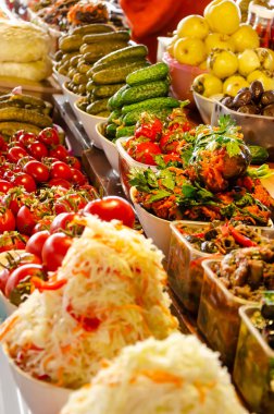Pazarda çeşitli turşu ve Marine edilmiş sebzeler. Sauerkraut, turşu salatalık, patlıcan, domates, elma