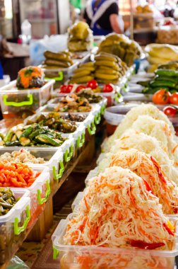 Pazarda çeşitli turşu ve Marine edilmiş sebzeler. Sauerkraut, turşu salatalık, patlıcan, domates, elma