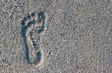 Kuma ayak izi. Islak deniz kumu üzerinde insan ayak izi. Deniz kenarında yalınayak ayak izi. Boşluk Kopyala