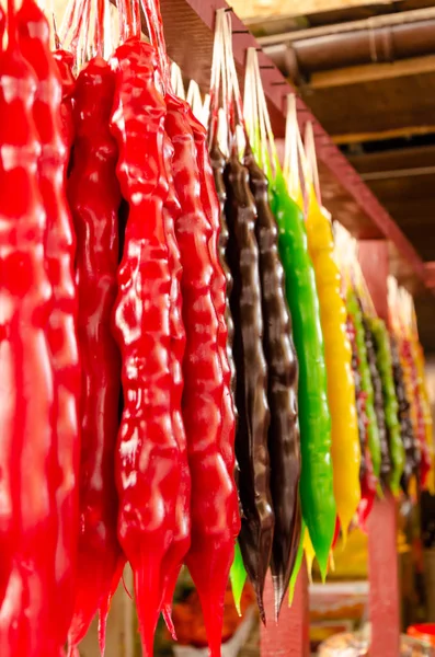 Iglesia de colores brillantes colgando en el puesto de mercado. Dulces caseros georgianos tradicionales. Primer plano. — Foto de Stock