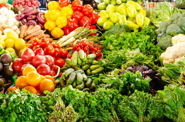 Market tezgahında taze organik sebzeler ve yeşillikler. Sağlıklı beslenme konsepti