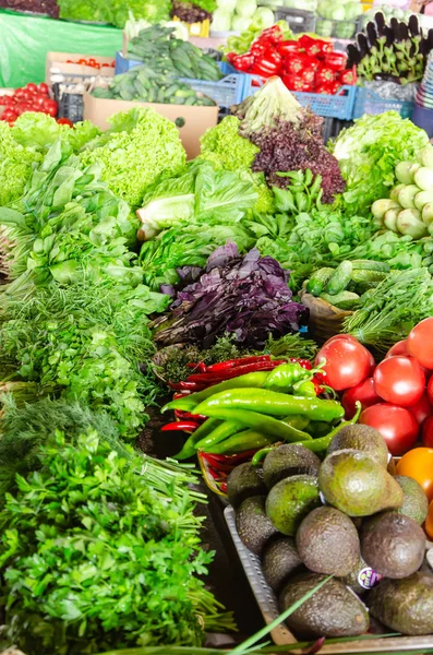 Market tezgahında taze organik sebzeler ve yeşillikler. Sağlıklı beslenme konsepti