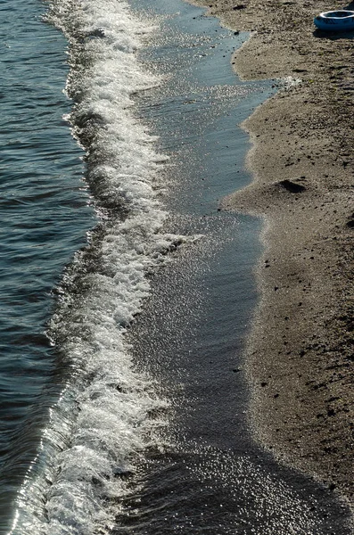 Zbliżenie piaszczystej plaży z miękkimi przychodzących fal. Selektywna koncentracja — Zdjęcie stockowe