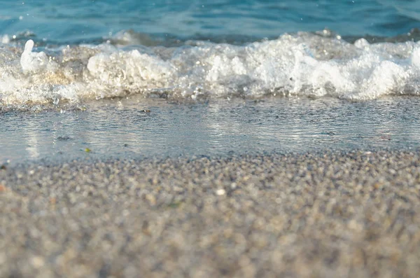 Zbliżenie piaszczystej plaży z miękkimi przychodzących fal. Selektywna koncentracja — Zdjęcie stockowe