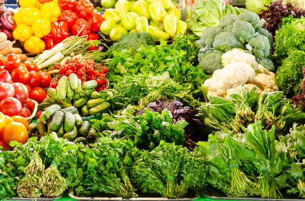 Market tezgahında taze organik sebzeler ve yeşillikler. Sağlıklı beslenme konsepti