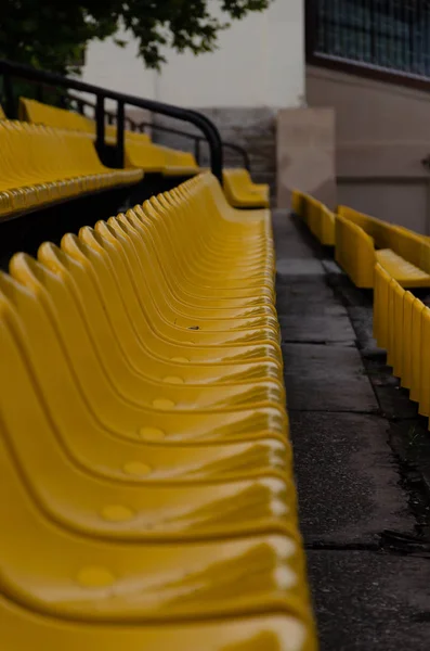 Cadeiras de plástico vazias no estádio. Vista lateral. Ao ar livre — Fotografia de Stock