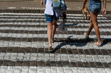 Odessa, Ukrayna - 26 Temmuz 2019. Frantsuzky Blvd. Bir yaya geçidinde insanların Ayakları. İnsanlar zebrayla yolun karşısına geçerler. Güvenlik konsepti. Arka görüş. Yaz