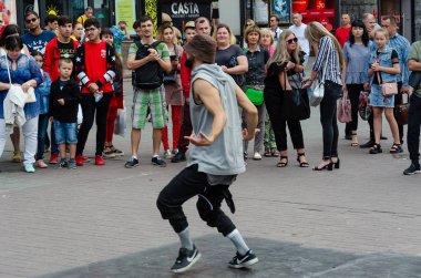 Kiev, Ukrayna - 14 Temmuz 2019. Khreshchatyk St. Street break dansçıları. Dans savaşı. Hip hop kültürü