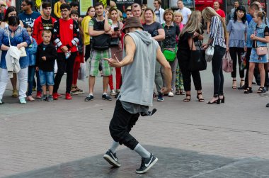 Kiev, Ukrayna - 14 Temmuz 2019. Khreshchatyk St. Street break dansçıları. Dans savaşı. Hip hop kültürü