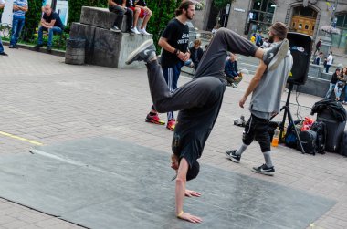 Kiev, Ukrayna - 14 Temmuz 2019. Khreshchatyk St. Street dansçıları. Dans savaşı. Hip hop kültürü. Sokak tatili dansı
