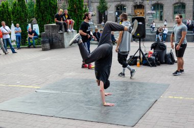 Kiev, Ukrayna - 14 Temmuz 2019. Khreshchatyk St. Street dansçıları. Dans savaşı. Hip hop kültürü. Sokak tatili dansı