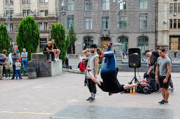 Kiev, Ukrayna - 14 Temmuz 2019. Khreshchatyk St. Street break dansçıları. Dans savaşı. Hip hop kültürü