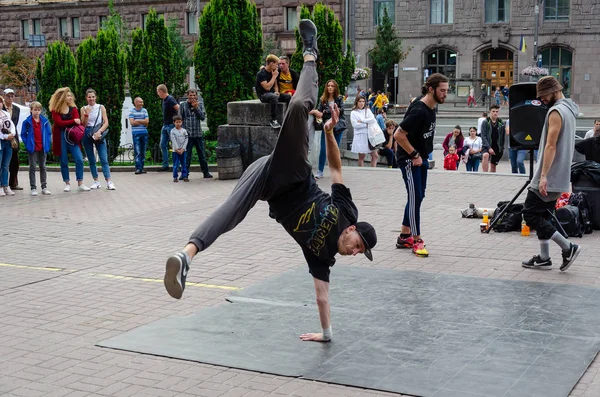Kiev, Ukrayna - 14 Temmuz 2019. Khreshchatyk St. Street dansçıları. Dans savaşı. Hip hop kültürü. Sokak tatili dansı