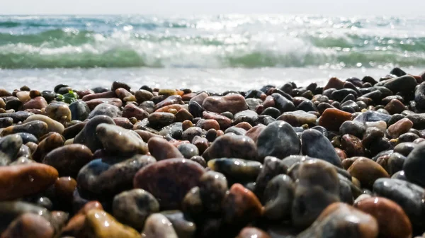 Spiaggia di ghiaia e onda in arrivo come sfondo. Concetto tranquillo — Foto Stock