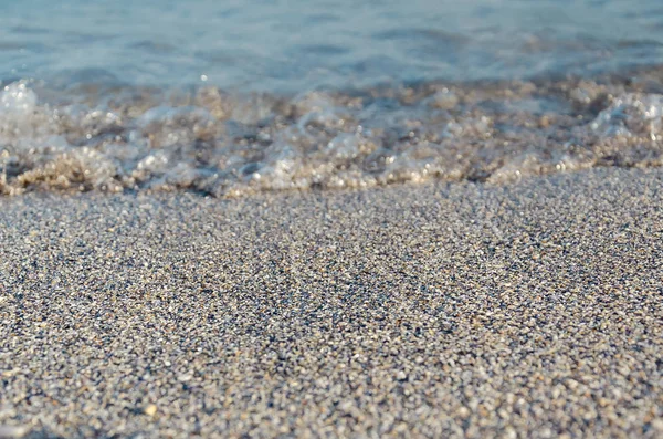 Blízkost písečné pláže s měkkými příchozími vlnami. Selektivní zaměření — Stock fotografie