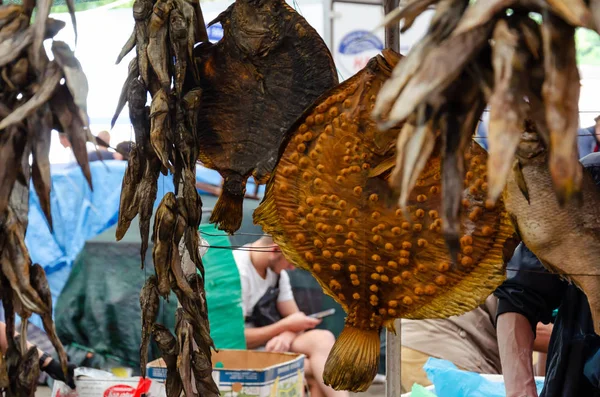 Odessa, Ukrayna - 18 Temmuz 2019. Privoz pazarı. Farklı kurutulmuş balıklar. Flounders ve gobies demetleri bir pazar tezgahı üzerinde asılı — Stok fotoğraf