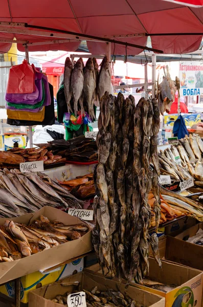 Odessa, Ukrayna - 18 Temmuz 2019. Privoz pazarı. Ünlü yerel pazarda isimleri ile farklı türde kurutulmuş balık Bol