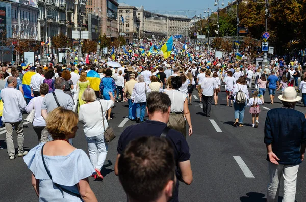 Kiev, Ukrayna - 24 Ağustos 2019. Khreschatyk st. Gaziler Yürüyüşü. İnsanlar Ukrayna işlemeli gömlek giymiş. Ukrayna bayrakları. Ukrayna'nın Bağımsızlık Günü