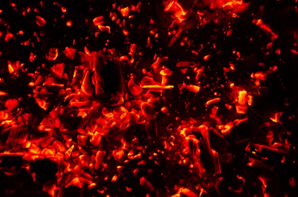 Aktivt glödande glöd av eld. Bakgrund av brinnande glödande kol. Flimmer av glödande kol på natten — Stockfoto