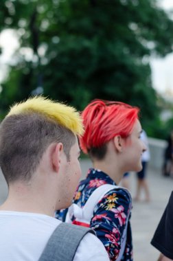 Odessa, Ukrayna - 25 Temmuz 2019. Potemkin Merdivenleri. Parlak renkli saçlı bir adam ve bir kız. Sarı forelock'lu bir adam, pembe boyalı saçlı bir kız. Yan arka görünüm