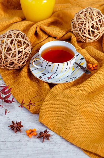 Bonjour fond d'automne. Pull en laine jaune vif, tasse de thé, miel, boules de vigne décoratives naturelles, étoiles d'anis et baies d'argousier. Concept de confort d'automne — Photo