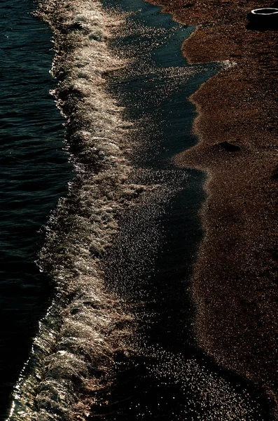 Fechar a praia de areia com ondas de entrada suaves. Foco seletivo — Fotografia de Stock