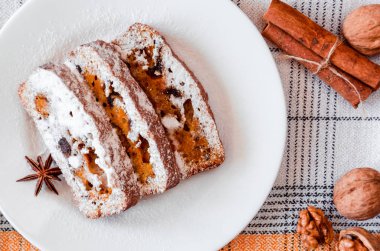 Ceviz ve kurutulmuş meyve ile ev yapımı havuç kek, pudra şekeri serpilir. Sağlıklı tatlılar. Sağlıklı beslenme konsepti