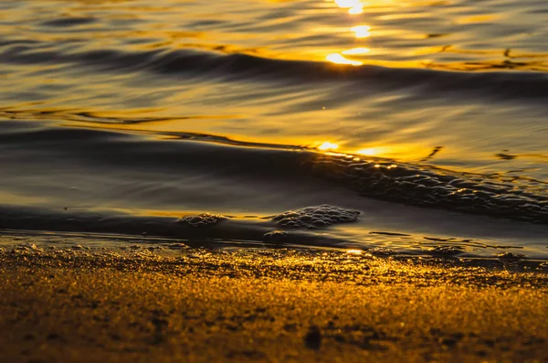 川の上の美しい夕日。水面上の太陽の経路。夕日の反射。選択フォーカス — ストック写真