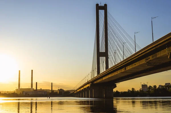 Jembatan Selatan, Kyiv, Ukraina. Jembatan Kyiv di atas sungai Dnipro dengan latar belakang matahari terbenam yang indah. Jembatan di bawah sinar matahari malam — Stok Foto