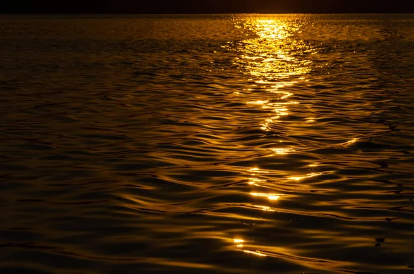 Belo pôr-do-sol sobre o rio. O caminho solar na superfície da água. Reflexão do pôr-do-sol — Fotografia de Stock