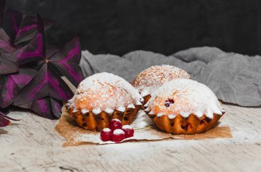 Susam ile ev yapımı kırmızı frenk üzümü muffins pudra şekeri serpilir. Closeup. Kopyalama alanı