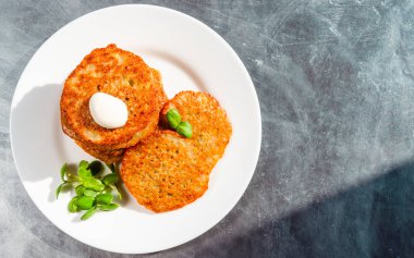 Ev yapımı patates krep, latkes, draniki, hash browns veya börek ekşi krema ve ayçiçeği filizi ile servis edilir. Geleneksel Hanuka ikramları. Üst te. Closeup. Kopyalama alanı