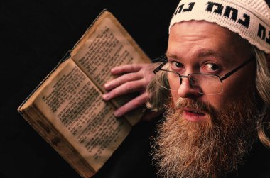 Hasidik bir Yahudi Siddur okur. Kırmızı sakallı ve beyaz balyada dua eden dindar ortodoks Yahudi. Balyanın üzerinde Uman'dan haham Nahman'ın bir kitabesi var. Closeup