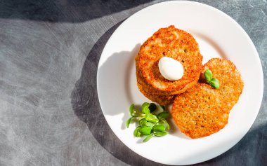 Ev yapımı patates krep, latkes, draniki, hash browns veya börek ekşi krema ve ayçiçeği filizi ile servis edilir. Geleneksel Hanuka ikramları. Üst te. Closeup. Kopyalama alanı