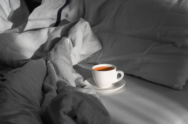 Ochtendkoffie in bed. Kopje koffie op het bed in de kamer met veel natuurlijk zonlicht. Genieten van de kleine dingen. Morgenconcept — Stockfoto