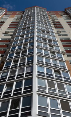 Açık mavi gökyüzüne karşı modern, yüksek katlı binalar. Şehir geçmişi. Kentsel yayılma kavramı