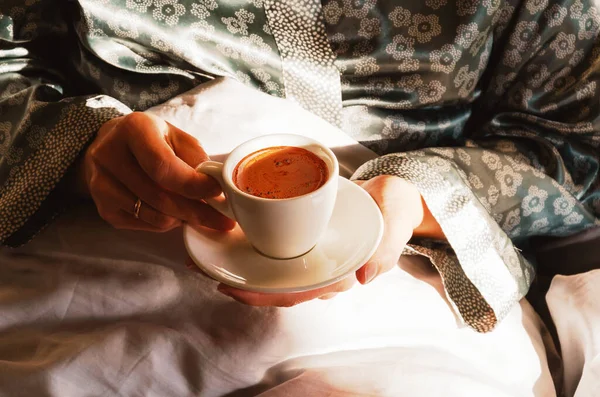 Café du matin au lit. Une tasse de café dans les mains des femmes au soleil du matin. J'aime les petites choses. Dimanche matin — Photo
