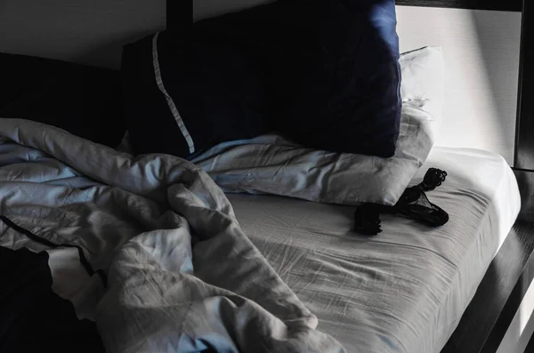 Culotte sexy de femmes noires en dentelle sur lit froissé. Matin après une nuit chaude. Contexte du concept sexuel — Photo