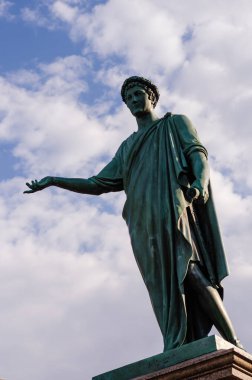 Dük de Richelieu Anıtı bulutlu arka plana karşı. Odessa 'nın ilk belediye başkanı. Bronz heykel. Odessa, Ukrayna