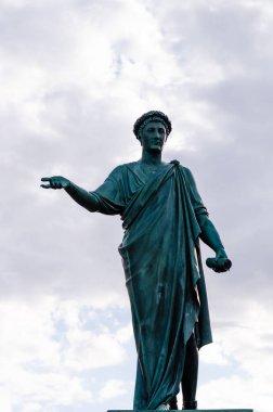Dük de Richelieu Anıtı bulutlu arka plana karşı. Odessa 'nın ilk belediye başkanı. Bronz heykel. Odessa, Ukrayna