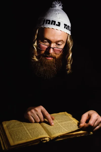 Hasidic Jew Reading Torah 새빨간 턱수염을 어두운 곳에서 기도를 드리고 — 스톡 사진