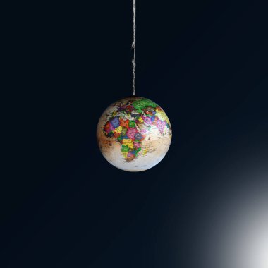 Globe, karanlık arka planda bir ipliğe bağlı. Gezegen kurtarma konseptimiz. Dünya dengede. Dünya tehlike altında. Boşluğu kopyala