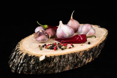 Sarımsak, acı biber ve ahşap arka planda renkli biberler. Baharat ve baharat yakın çekim. Alçak tuş