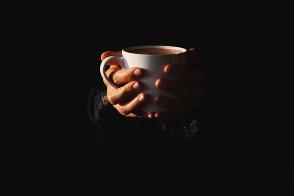 Mains Féminines Tenant Une Tasse Café Blanc Sur Fond Noir — Photo