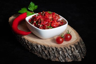 Beyaz kase taze salsa sosu ya da ahşap arka planda Pico de Gallo. Ev yapımı baharatlı sos. Alçak tuş