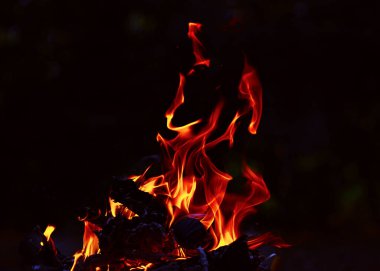 Gece kamp ateşi. Karanlıkta şenlik ateşi alevleri