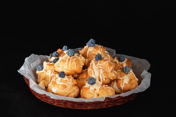 Postre Francés Profiteroles Con Natillas Decoradas Con Chocolate Blanco Derretido —  Fotos de Stock